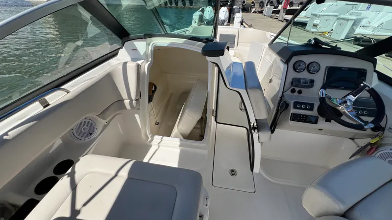 Slide: The Image of Boston Whaler 230 VANTAGE 2015 - 17