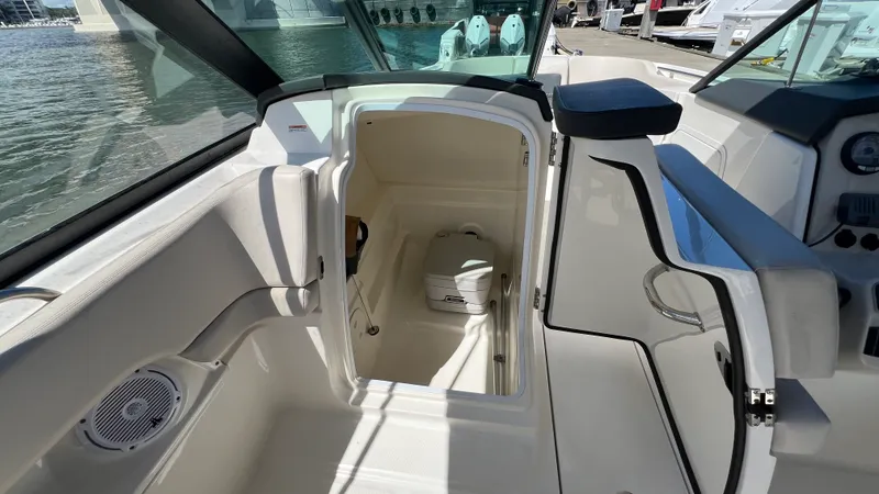 Slide: The Image of Boston Whaler 230 VANTAGE 2015 - 18