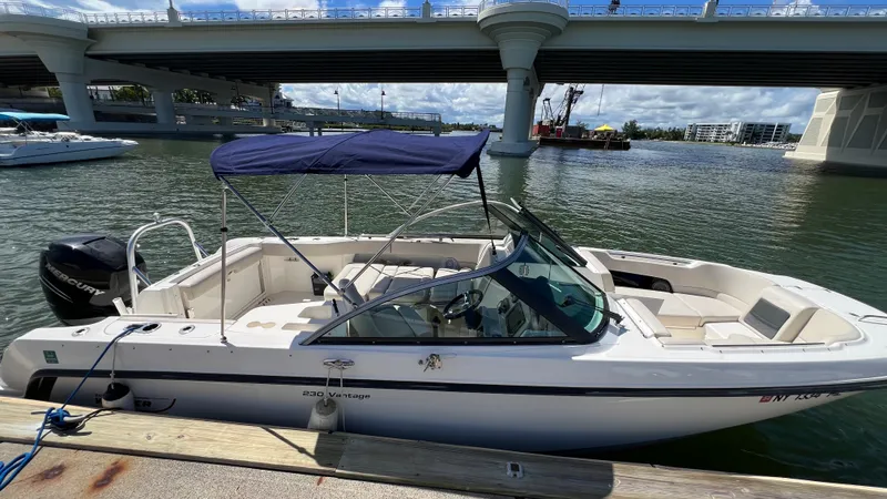 Slide: The Image of Boston Whaler 230 VANTAGE 2015 - 2