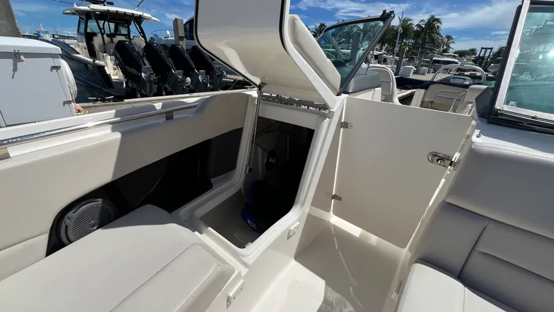 Slide: The Image of Boston Whaler 230 VANTAGE 2015 - 23