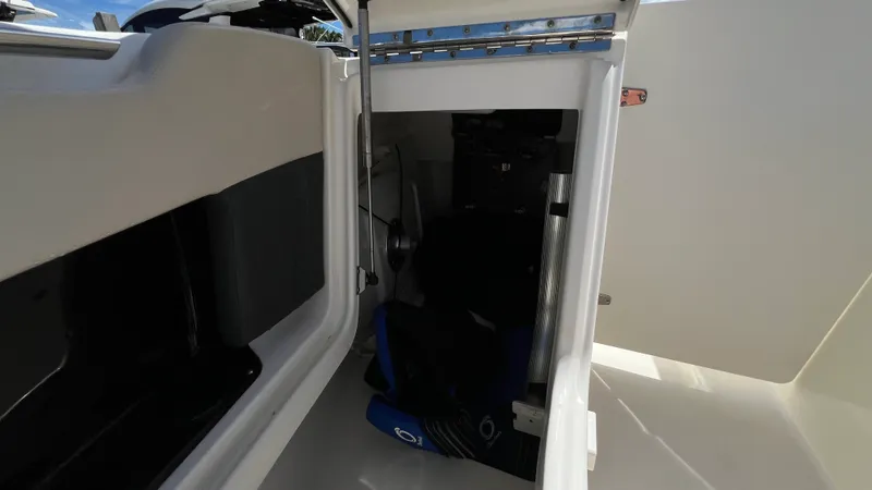 Slide: The Image of Boston Whaler 230 VANTAGE 2015 - 24