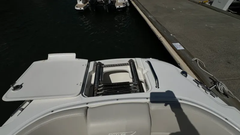 Slide: The Image of Boston Whaler 230 VANTAGE 2015 - 25