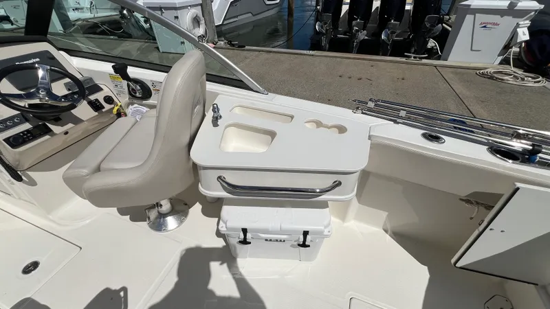Slide: The Image of Boston Whaler 230 VANTAGE 2015 - 27