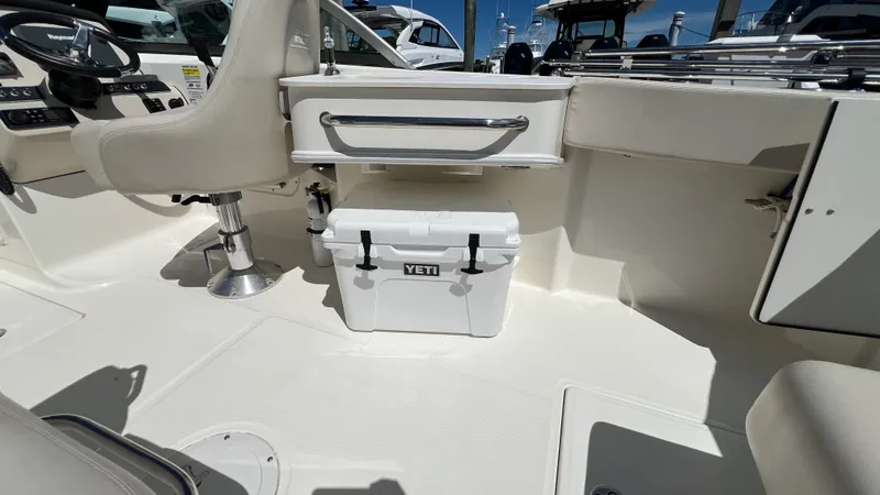 Slide: The Image of Boston Whaler 230 VANTAGE 2015 - 28