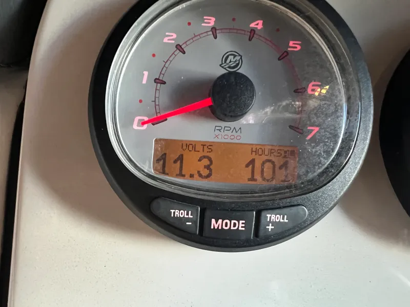 Slide: The Image of Boston Whaler 230 VANTAGE 2015 - 29