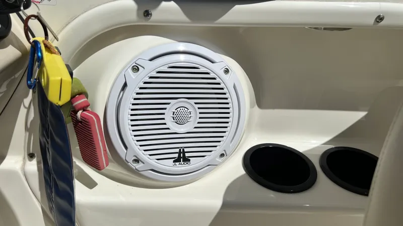 Slide: The Image of Boston Whaler 230 VANTAGE 2015 - 30