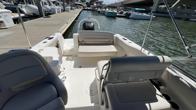 Slide: The Image of Boston Whaler 230 VANTAGE 2015 - 4