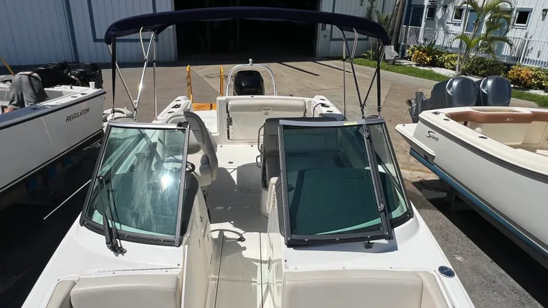 Slide: The Image of Boston Whaler 230 VANTAGE 2015 - 45