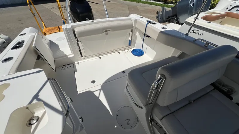 Slide: The Image of Boston Whaler 230 VANTAGE 2015 - 47