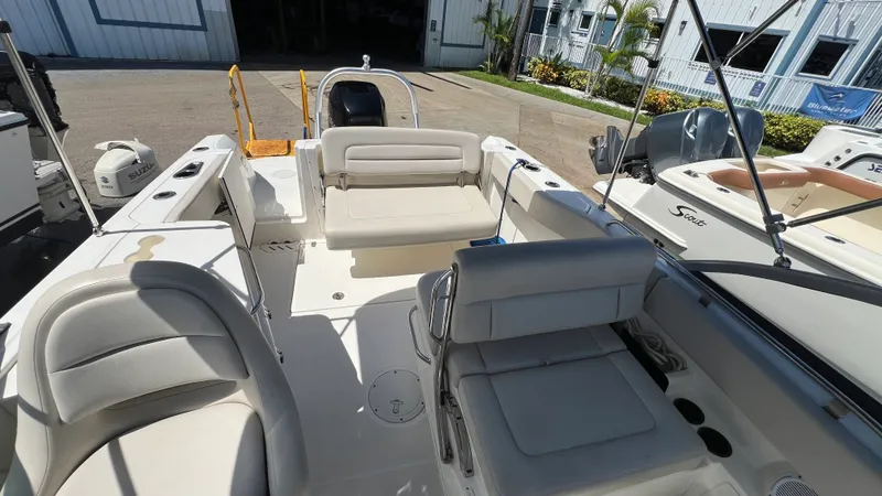 Slide: The Image of Boston Whaler 230 VANTAGE 2015 - 48