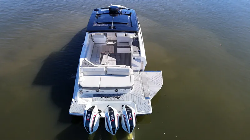 Slide: The Image of Sea Ray 400 SLXRE 2021 - 13