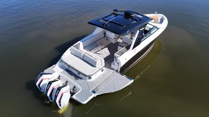 Slide: The Image of Sea Ray 400 SLXRE 2021 - 14