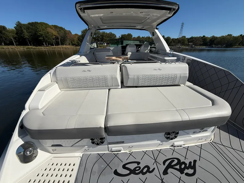 Slide: The Image of Sea Ray 400 SLXRE 2021 - 17