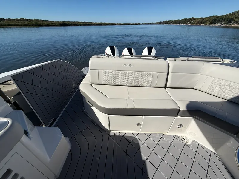 Slide: The Image of Sea Ray 400 SLXRE 2021 - 21