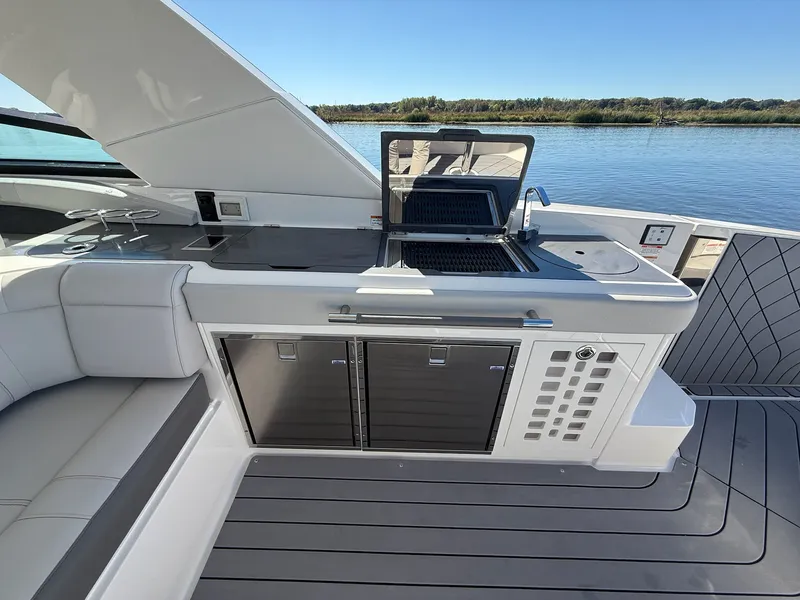 Slide: The Image of Sea Ray 400 SLXRE 2021 - 23