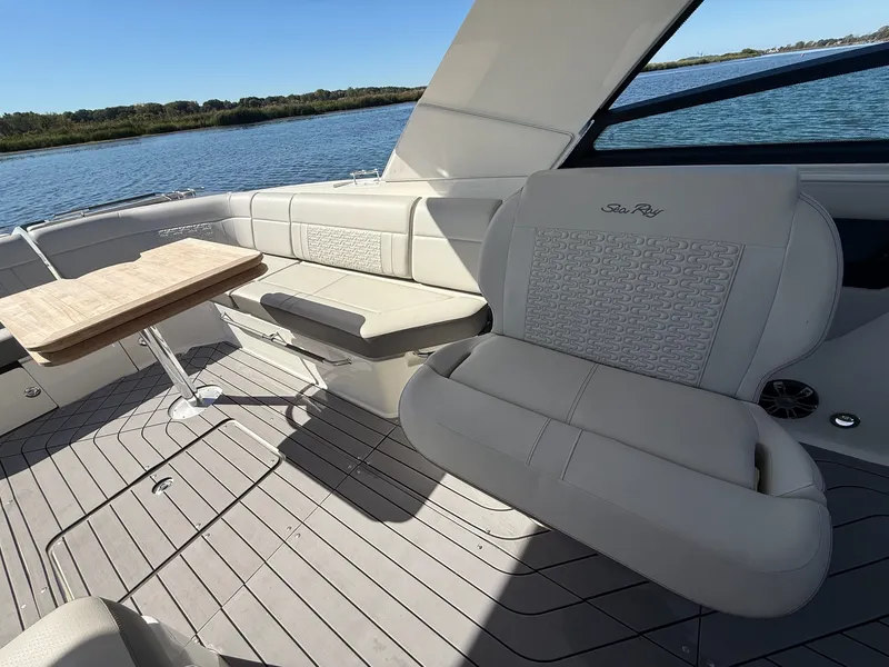 Slide: The Image of Sea Ray 400 SLXRE 2021 - 24
