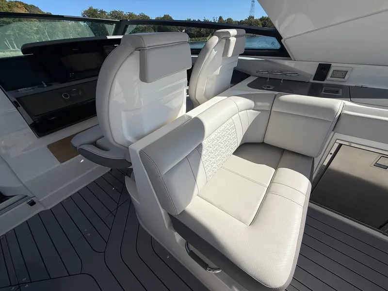 Slide: The Image of Sea Ray 400 SLXRE 2021 - 27