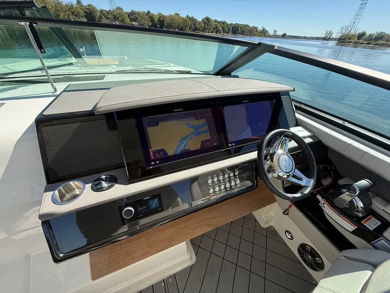 Slide: The Image of Sea Ray 400 SLXRE 2021 - 29