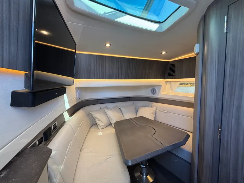 Slide: The Image of Sea Ray 400 SLXRE 2021 - 37