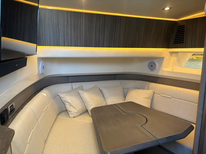 Slide: The Image of Sea Ray 400 SLXRE 2021 - 38