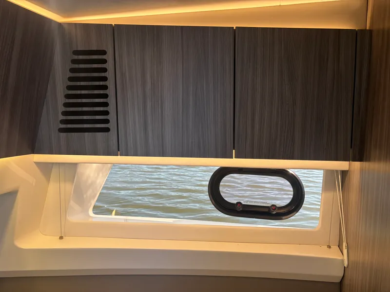 Slide: The Image of Sea Ray 400 SLXRE 2021 - 40