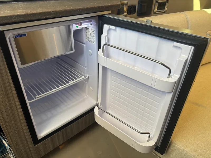 Slide: The Image of Sea Ray 400 SLXRE 2021 - 42