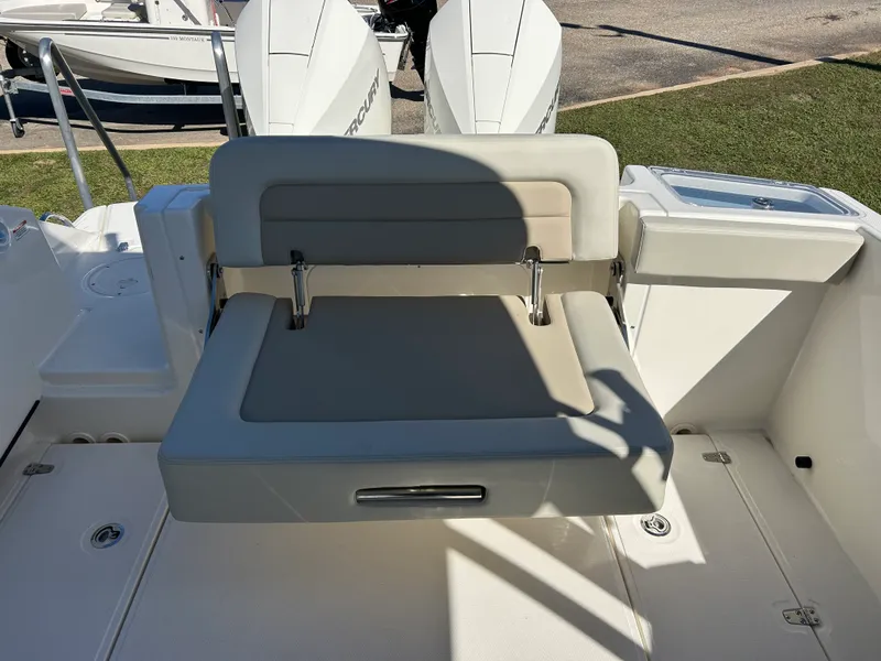 Slide: The Image of Boston Whaler 280 Vantage 2026 - 10