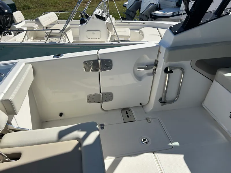 Slide: The Image of Boston Whaler 280 Vantage 2026 - 11