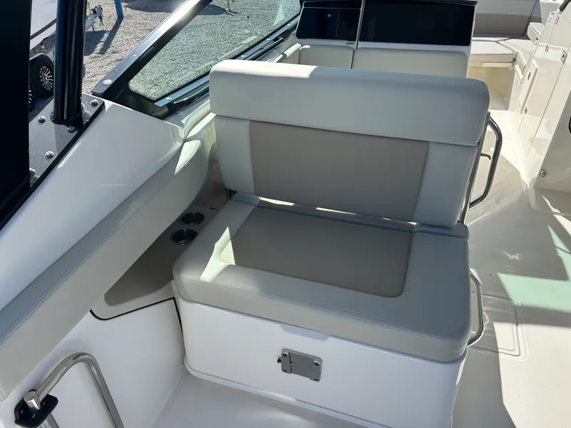 Slide: The Image of Boston Whaler 280 Vantage 2026 - 13