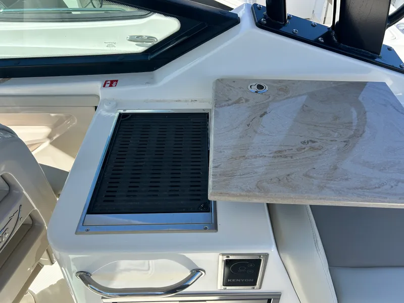 Slide: The Image of Boston Whaler 280 Vantage 2026 - 15