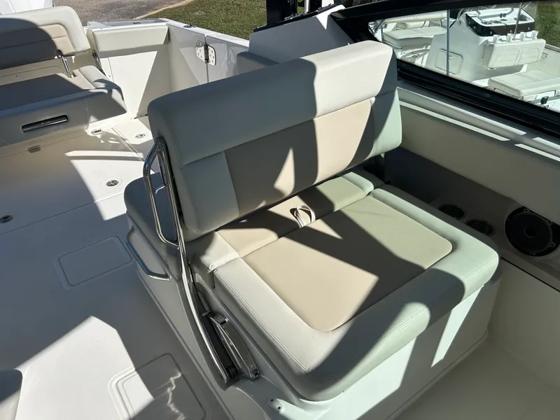 Slide: The Image of Boston Whaler 280 Vantage 2026 - 18