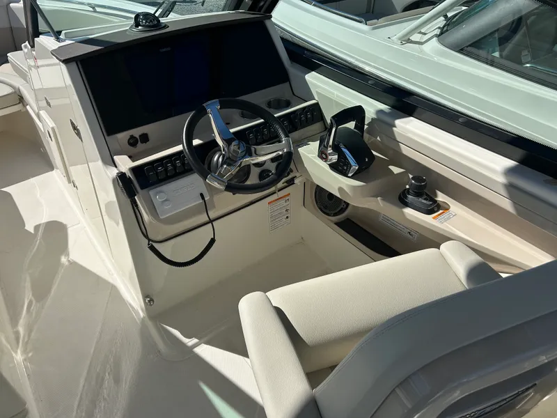 Slide: The Image of Boston Whaler 280 Vantage 2026 - 19