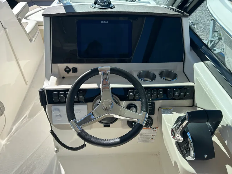 Slide: The Image of Boston Whaler 280 Vantage 2026 - 20