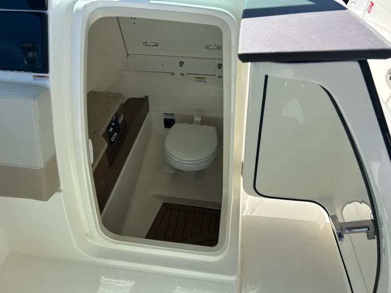 Slide: The Image of Boston Whaler 280 Vantage 2026 - 21