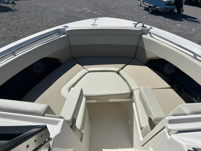 Slide: The Image of Boston Whaler 280 Vantage 2026 - 24