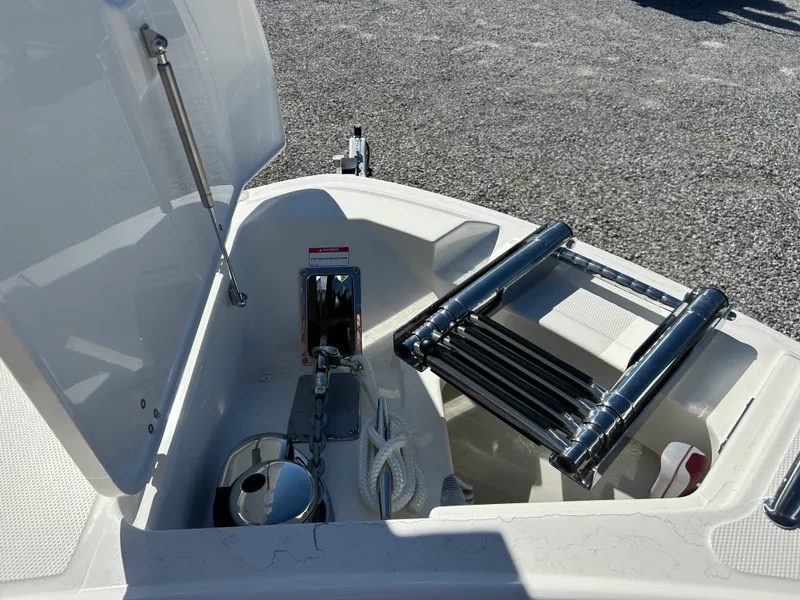Slide: The Image of Boston Whaler 280 Vantage 2026 - 28