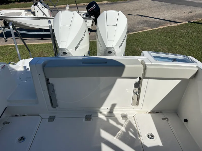 Slide: The Image of Boston Whaler 280 Vantage 2026 - 9