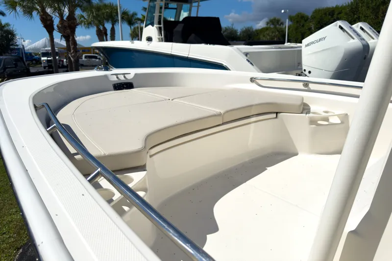 Slide: The Image of Boston Whaler 190 Montauk 2026 - 11