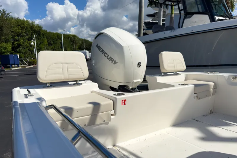 Slide: The Image of Boston Whaler 190 Montauk 2026 - 4