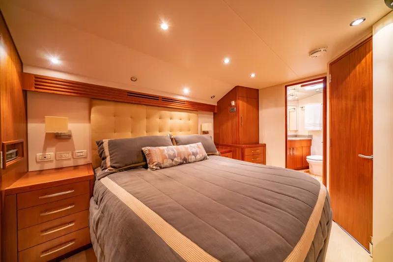 Slide: The Image of Hatteras 60 Convertible 2010 - 18