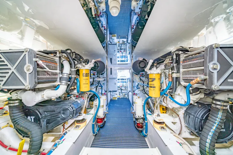 Slide: The Image of Hatteras 60 Convertible 2010 - 40