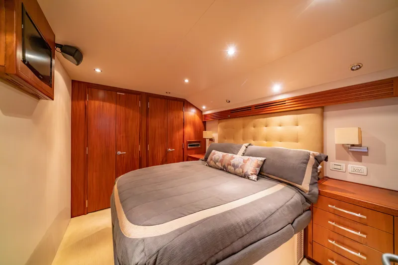 Slide: The Image of Hatteras 60 Convertible 2010 - 19