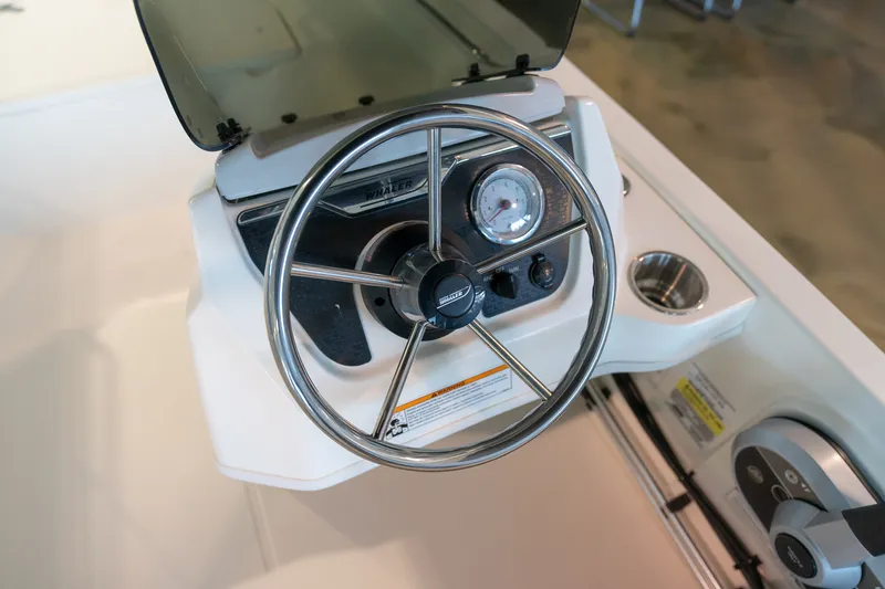 Slide: The Image of Boston Whaler 130 Super Sport 2025 - 13