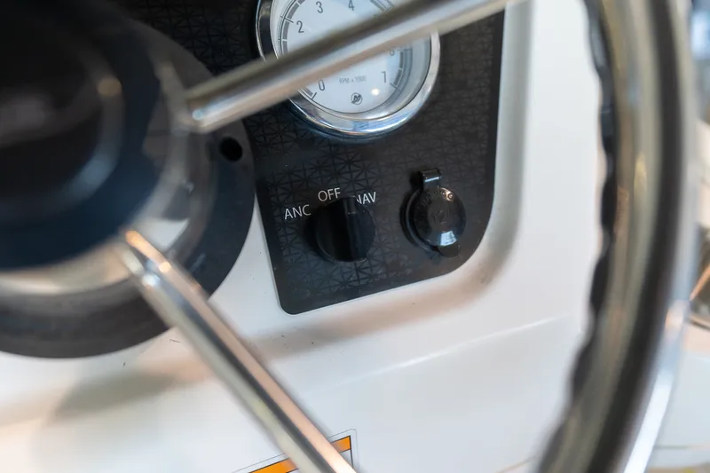 Slide: The Image of Boston Whaler 130 Super Sport 2025 - 15