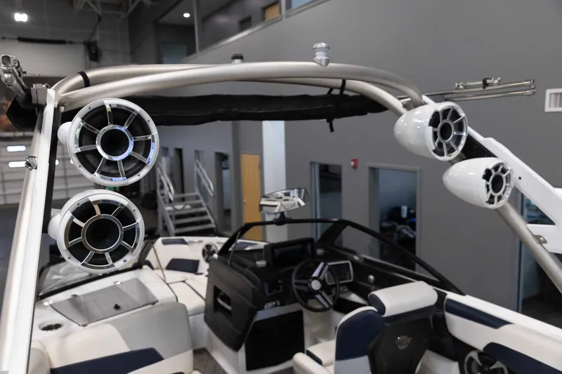 Slide: The Image of Malibu 22LSV 2019 - 16