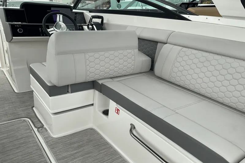 Slide: The Image of Sea Ray SDX 290 Outboard 2025 - 10