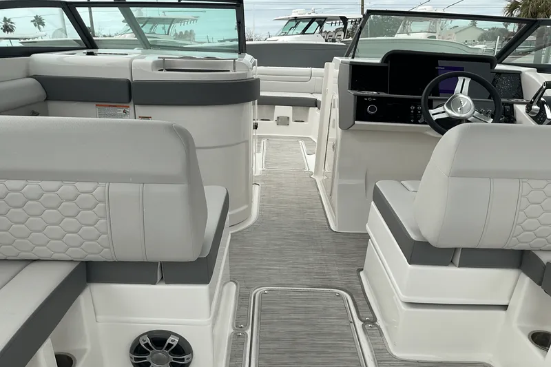 Slide: The Image of Sea Ray SDX 290 Outboard 2025 - 11