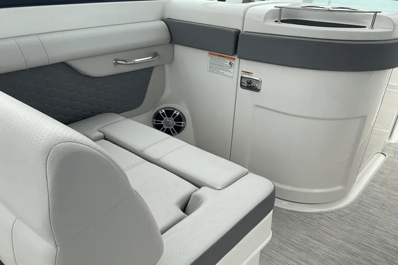 Slide: The Image of Sea Ray SDX 290 Outboard 2025 - 13