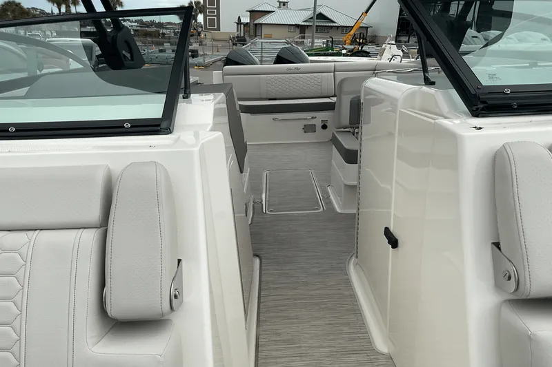 Slide: The Image of Sea Ray SDX 290 Outboard 2025 - 18