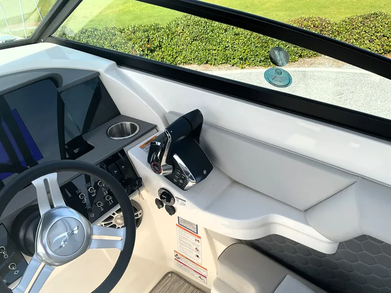 Slide: The Image of Sea Ray SDX 290 Outboard 2025 - 23